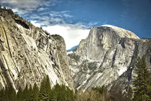 Uninhabited Mountain Scenery Drucke: Dramatic view of half dome at yosemite on a spring day