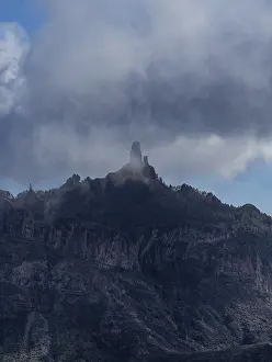 Volcanic Rock Landscape Photography Drucke: Dramatic view of the iconic Roque Nublo engulfed by clouds