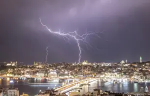 Modern Architecture At Night Drucke: A dramatic view of Istanbul at night