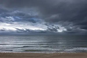 Bilder Datiert 20. Dezember 2024: Ein dramatischer Blick auf das Meer unter einer stimmungsvollen Atmosphäre.