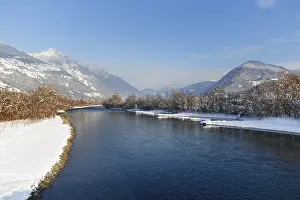 Snowy Mountain Range Europe Drucke: Drava River in winter, Greifenburg