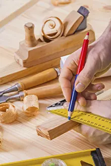Drucke von Zeichnen mit Bleistift auf Holzbalken Konstruktionskonzept Fotorealistische Kunstwerke Drucke: Zeichnen mit Bleistift auf Holzbalkenbaukonzept.