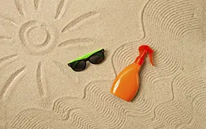 Hygienic Practices Drucke: Drawing on the sand, sun and waves