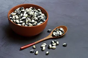 Dried Beans Drucke: Dried beans in shell with spoon