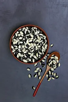 Dried Beans Drucke: Dried beans in shell with spoon