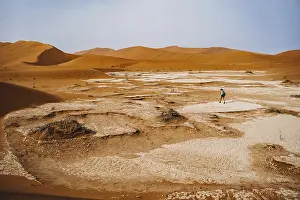 Desert Landscape Drucke: Dried out desert area and background sand structure