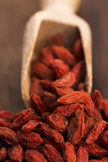 Bright Background Fruits Drucke: Dried goji berries