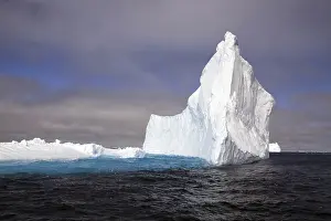 Drifting Iceberg Drucke: Drifting iceberg in the evening