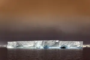 Drifting Iceberg Drucke: Drifting iceberg in the evening