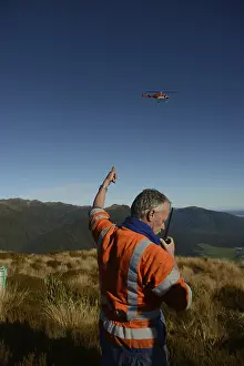 Bilder Datiert 6. Mai 2024: Driller waves off helicopter print