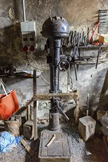Handicraft Equipment Drucke: Drilling machine in an old workshop
