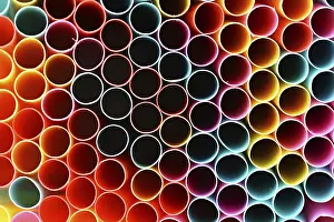 Beautiful Studio Shot Drucke: Drinking straws. Macro abstract image with beautiful multi-colored background