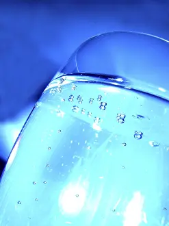 Nonalcoholic Drinks Drucke: Drinking water in a glas