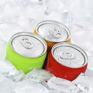 Fattening Foods List Drucke: Drinks Lemonade Cola Soft drinks in cans Drinks cans on ice cube Ice cubes