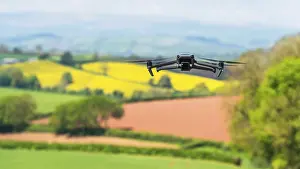 Farmland In England UK Drucke: Drone in flight over fields and farms