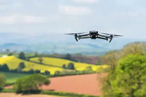 Aviation Technology Europe Drucke: Drone in flight over fields and farms