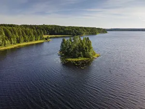 Drucke von Bild eines Drohnen über einem See mit Insel, in der Nähe von Hartola, Wald, Finnland Luftaufnahme Drucke: Bild vom Drohnenaufnahme eines Sees mit Insel.