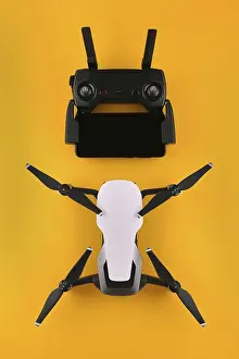 Drone Quadcopter Drucke: Drone quadcopter with a remote control and a smartphone is ready to fly