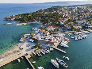 Drucke von Drohnen-Schuss, Boote im Hafen, Porporela Beach und südwestliche Teil der Stadt, Krk-Stadt, Insel Krk, Bucht von Kvarner-Golf-Bay, Primorje-Gorski kotar, Kroatien Luftaufnahme Drucke: Drohnen-Schuss, Boote im Hafen.