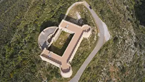 Deserted Castle Drucke: Drone shot, directly from above