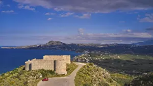 Drucke von Drohnen-Schuss, Halbinsel Drapanon, blauer Himmel mit grau-weißem Wolkenfeld, Festung Aptera, Festung Koule, türkisch, teilweise restauriert Luftaufnahme Drucke: Drohnen-Schuss, Halbinsel Drapanon.