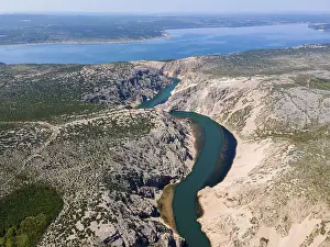 Drucke von Drohnen-Schuss, Parizevacka Glavica, Drehort von Karl-May-Filmen, Fluss Zrmanja, Jasenice, Gespanschaft Lika-Senj Luftaufnahme Drucke: Drohnen-Schuss, Parizevacka Glavica.