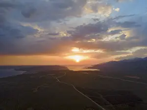 Drucke von Drohnen-Schuss, Parizevacka Glavica, Drehort von Karl-May-Filmen, am Fluss Zrmanja, im Hintergrund das Mittelmeer, Sonnenuntergang, Jasenice, Gespanschaft Lika-Senj Luftaufnahme Drucke: Drohnen-Schuss, Parizevacka Glavica