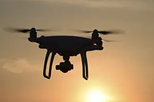 Evening Sun Drucke: Drone silhouette against the background of the sunset
