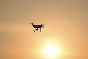 Drone Silhouette Sunset Drucke: Drone silhouette against the background of the sunset
