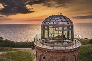Leuchttürme Drucke: Blick von einem Drohnen aus auf Leuchttürme bei Sonnenuntergang aus nördlicher Teil der Insel Rügen