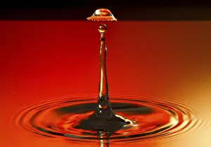 Plain Red Background Image Drucke: Drop on drop on red background UFO version