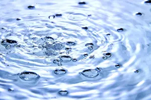 Turquoise Water Drucke: Drop in water makes different splashes