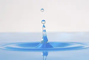 Indoor Still Life Photo Drucke: Drops of water, blue