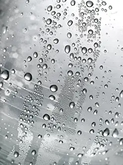 Full Frame Water Image Drucke: Drops of water on a plastic bottle