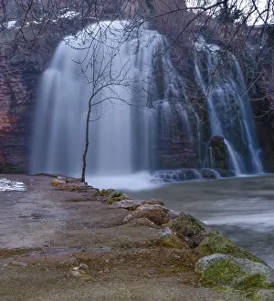 Long Exposure Waterfall Drucke: Dry tree in the foreground with a waterfall in the background