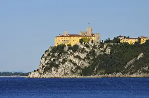 Drucke von Duino Castello bei Triest, Italien, Duino Castello bei Triest, Italien Triest Drucke: Duino Castello bei Triest, Italien.