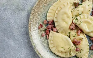 Polish Cuisine Drucke: Dumplings, with fried prosciutto