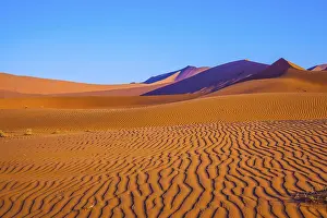 Namibia Desert Landscape Drucke: The dunes and sandy orange waves