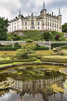 Historic British Tourist Attraction Drucke: Dunrobin Castle and Garden, Reflection