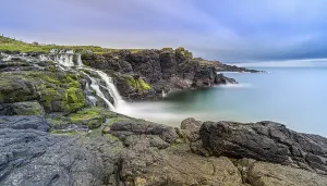 County Antrim Landscapes Drucke: Dunseverick Falls, waterfall into the Atlantic