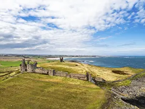 Dunstanburgh Castle aus der Sicht eines Drohnen.