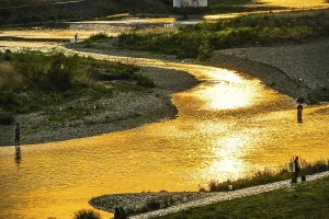 Drucke von Dämmerung des Lichts, das im Tama-Fluss reflektiert wird. Drehort: Tokyo metropolitan area Tokio Drucke: Dämmerung des Lichts, das sich im Tama-Fluss spiegelt.