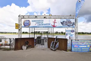 Drucke von Düsseldorf, Deutschland, 9. Juni 2026: Eingangsschild für Rhein-Rundfahrten durch Weisse Flotte Düsseldorf Duisburg an der Rheinuferpromenade Uferpromenade Düsseldorf Drucke: Düsseldorf, Deutschland