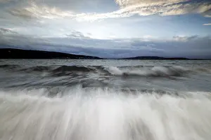 Drucke von Dynamische Wellenbewegung im See unter einem bewölkten Himmel, Hafen, Mittelzell, Reichenau, Bodensee, Baden-Württemberg, Deutschland Dynamische Wellenbewegung im See unter einem bewölkten Himmel Bodensee Drucke: Dynamische Wellebewegung im See unter einem bewölkten Himmel.