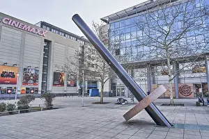 Straßenkünstler Drucke: Die Erdachse in Magdeburg ist ein bekanntes Kunstwerk des Künstlers Timm Ulrichs.