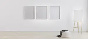 Drucke von Staffelei mit Leinwand in hellem weißen Raum mit drei leeren Rahmenvorlagen für Mockup. Künstlerarbeitsplatz. Leerer helles Zimmer mit drei leeren Rahmenvorlagen für Mockup Minimalistische Kunstwerke Drucke: Staffelei mit Leinwand in hellem weißen Raum mit drei leeren Rahmen für Mockup.