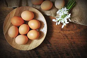 Country Style Kitchen Decor Drucke: Easter background. Rustic wooden table with plate