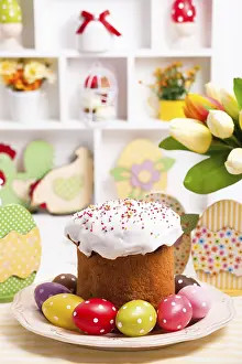 Traditional Easter Food Drucke: Easter cake with eggs on the table