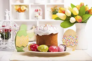 Decorative Eggs Drucke: Easter cake with eggs on the table