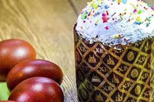 Easter Cake Drucke: Easter cake and painted red Easter eggs